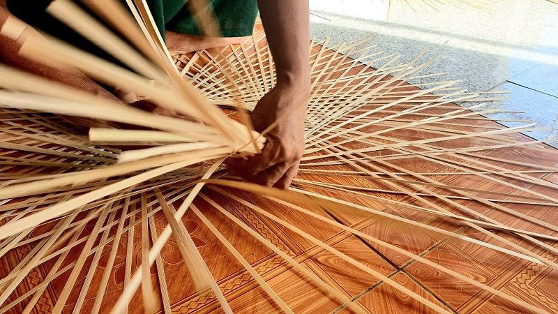 Mẹo làm dẻo và bảo quản sợi mây ngay trước giờ đan