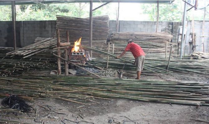 Kỹ thuật chẻ nan tỉ mỉ quyết định đến độ tinh xảo của sản phẩm đan lát.