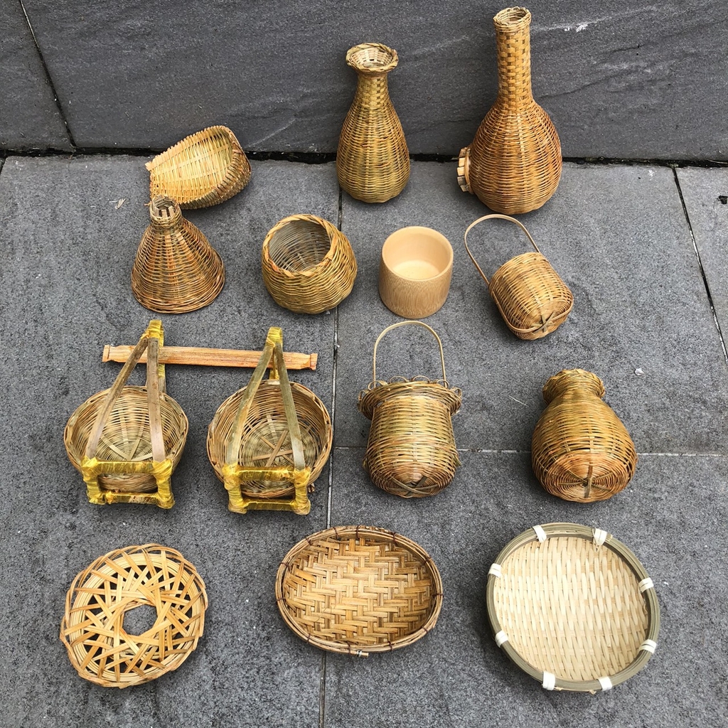 Sự tương phản rõ rệt về mảng màu và cảm giác không gian giữa mây tre đan tự nhiên và vật liệu nhựa.