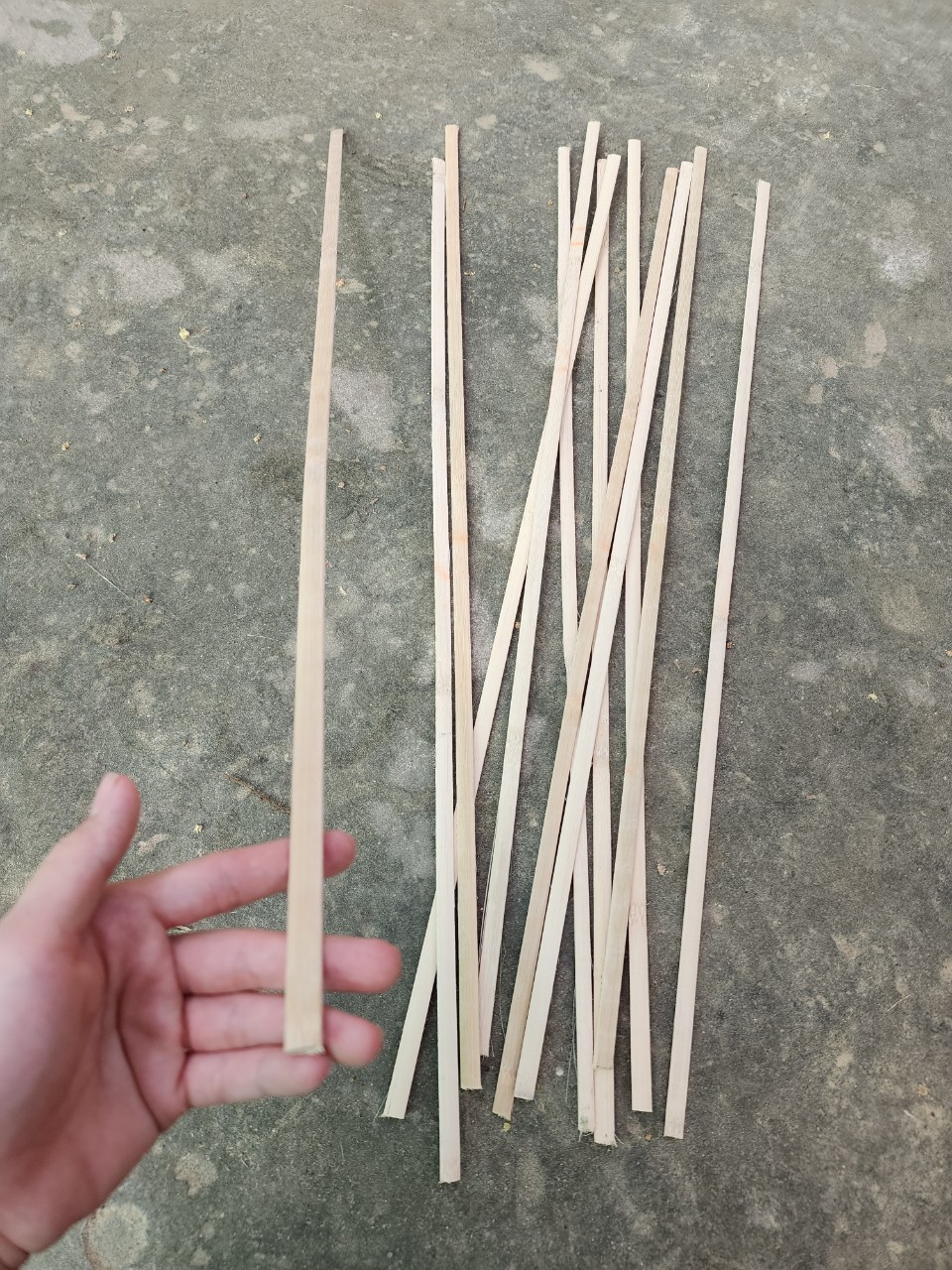 Kỹ thuật chẻ tre đóng vai trò quyết định đến độ bền và tính thẩm mỹ của sản phẩm đan lát.