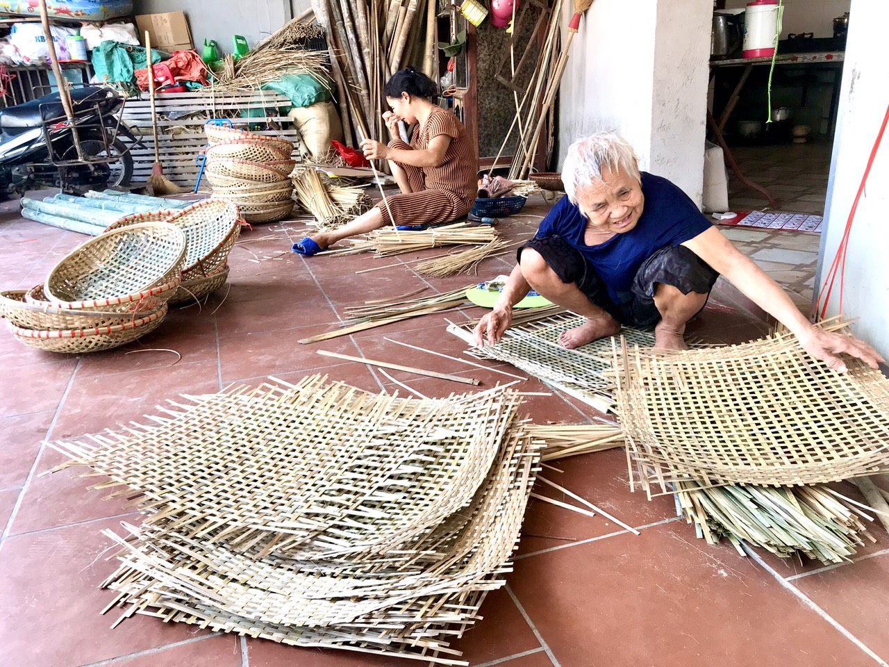 Thao tác định hình nan tre requiring sự khéo léo và đều tay.