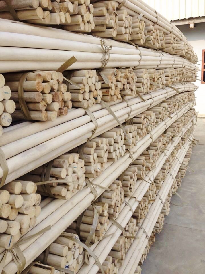 Chọn lựa mây nguyên liệu chuẩn kích thước và độ tuổi giúp sản phẩm đan bền chắc.
