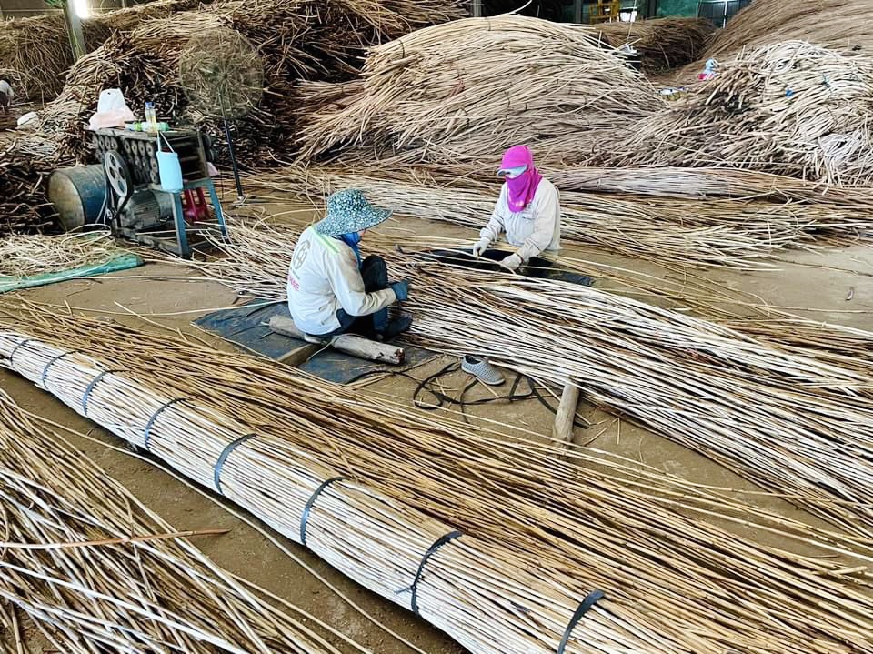 Kiểm tra độ dẻo bằng cách uốn cong sợi mây là bí quyết kiểm tra nhanh tại xưởng.