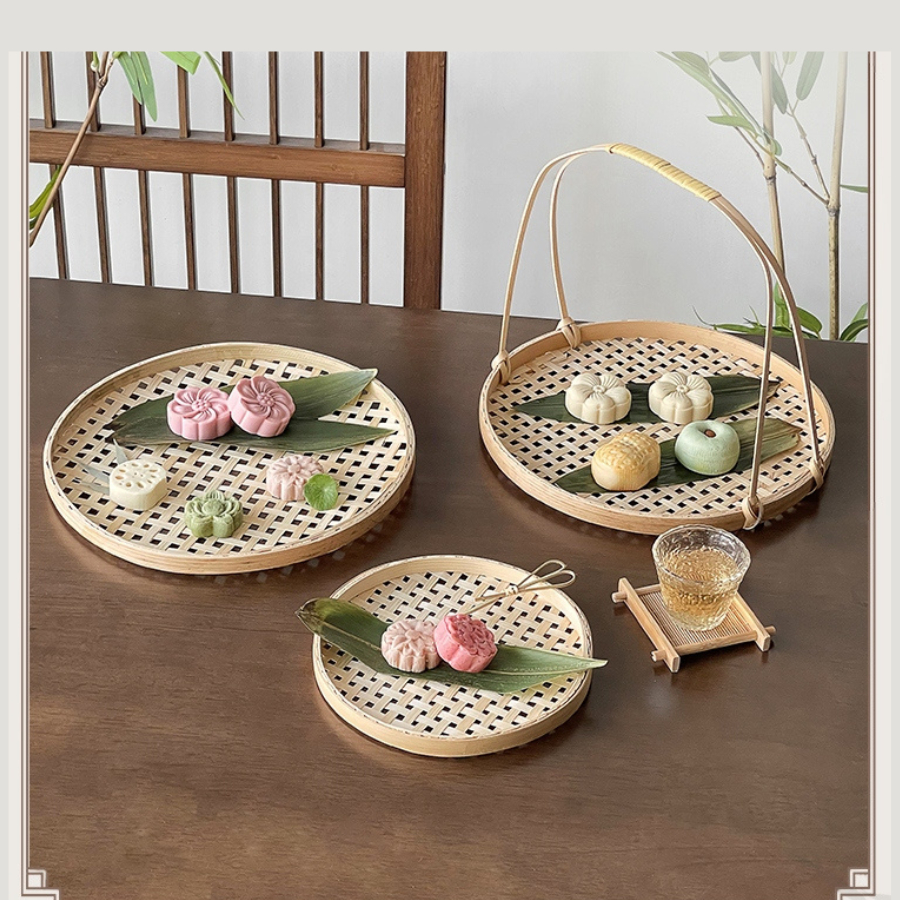 Uốn vành tre và dùng lạt mây buộc cố định mép mẹt.
