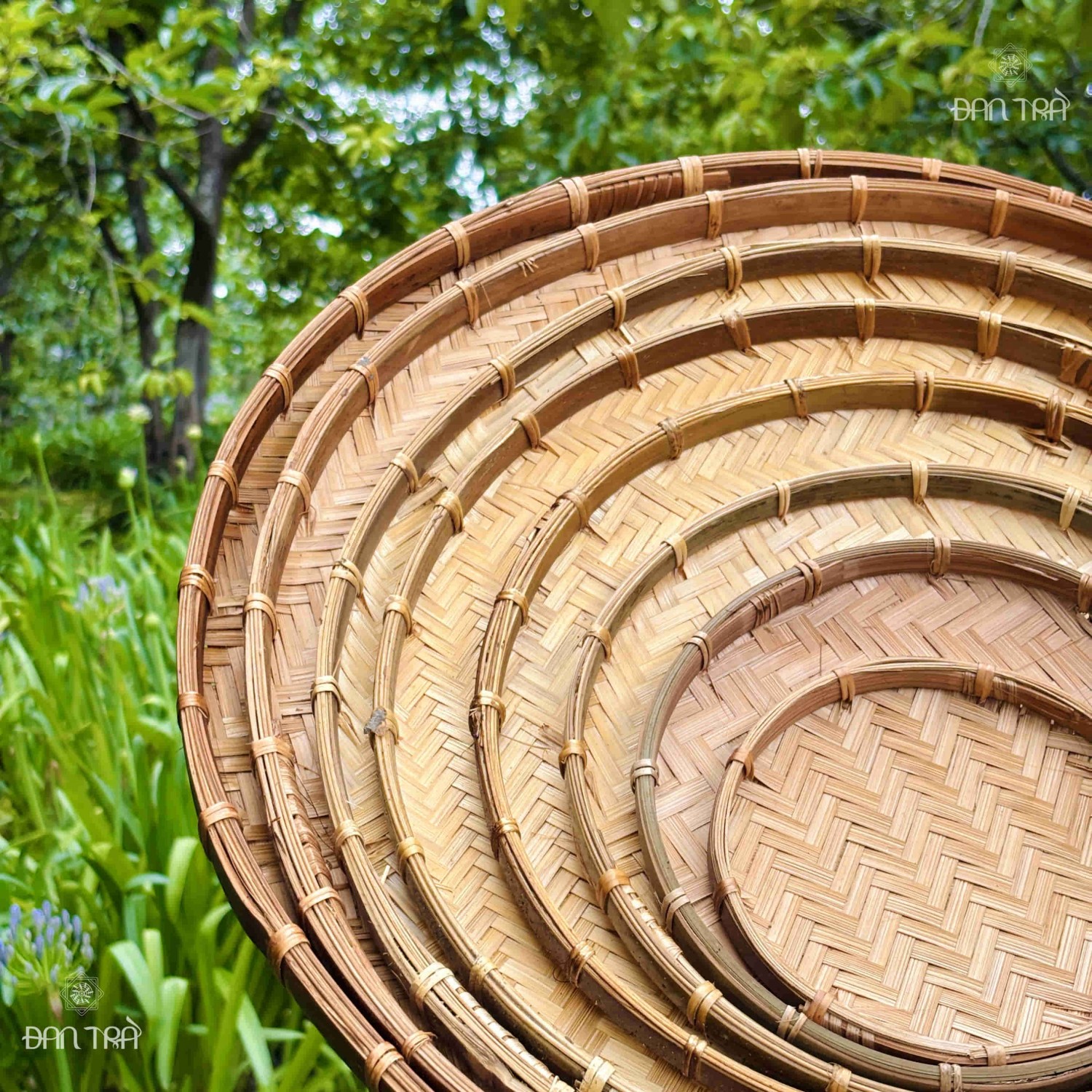 Thao tác đan cài các nan tre xen kẽ để tạo mặt mẹt phẳng.