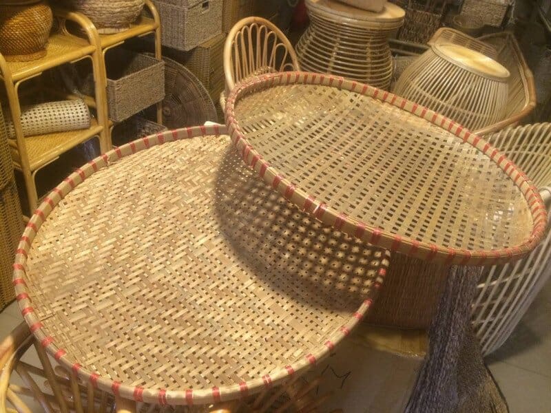 Nguyên liệu tre cật tươi và các dụng cụ cơ bản dùng trong đan mẹt.