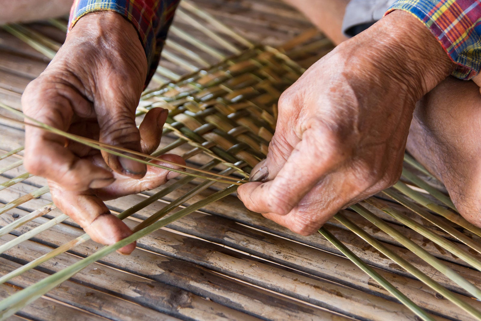Chuẩn Bị Nguyên Liệu Và Dụng Cụ Đan Rổ Tre Cơ Bản