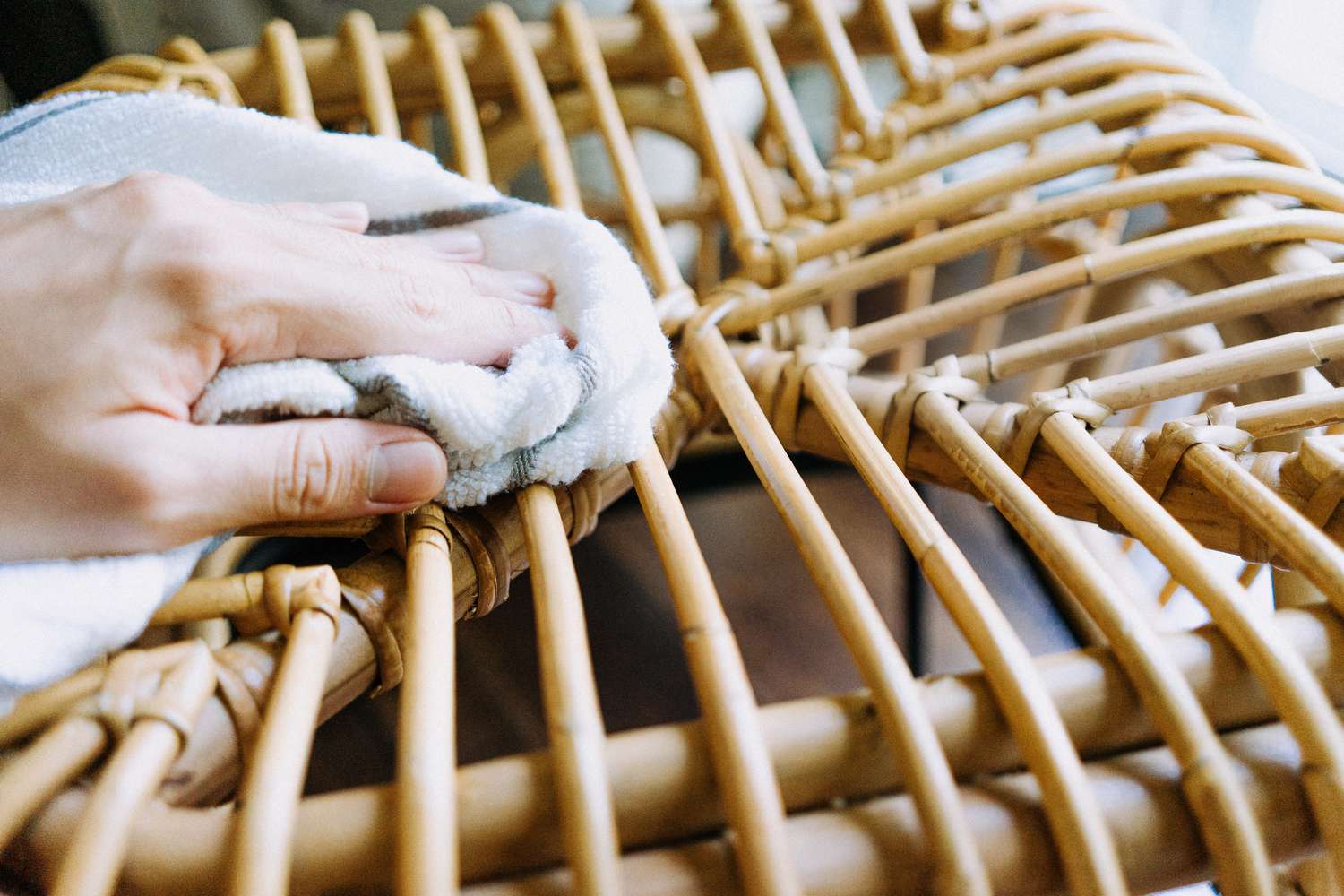 Phơi đồ mây tre ở nơi khô ráo, thoáng gió là bước cơ bản giúp loại bỏ mùi hắc nhanh chóng.