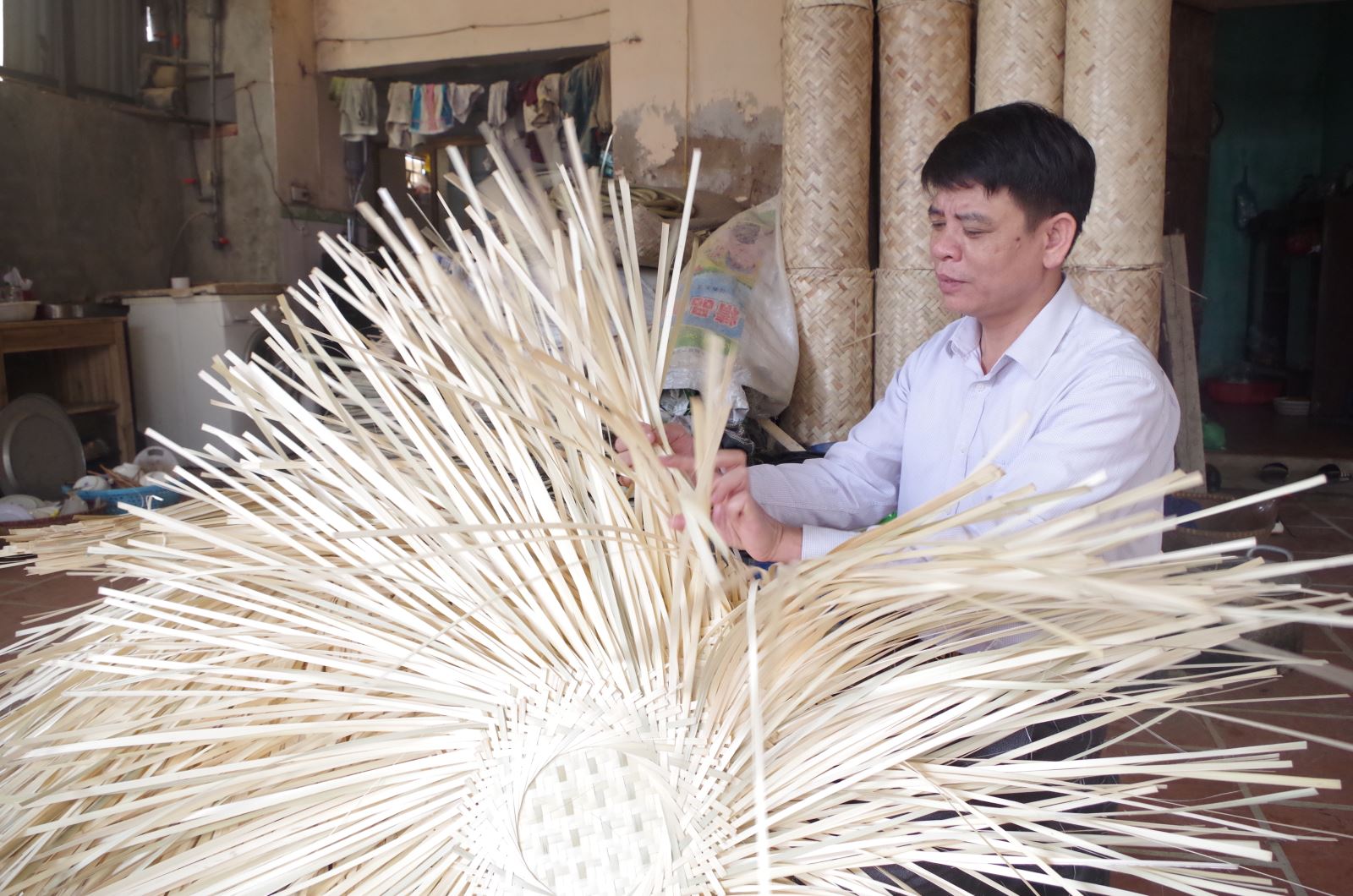 Xử lý tre đúng kỹ thuật giúp nan tre dẻo dai, dễ uốn và không bị gãy.