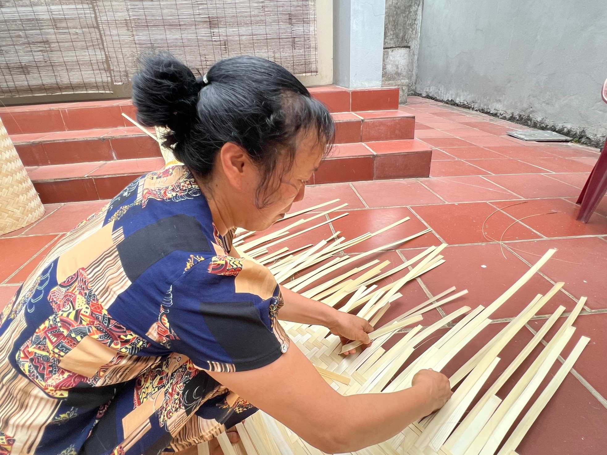 Ngâm nước là giải pháp truyền thống giúp nan tre hút đủ độ ẩm để dẻo dai.