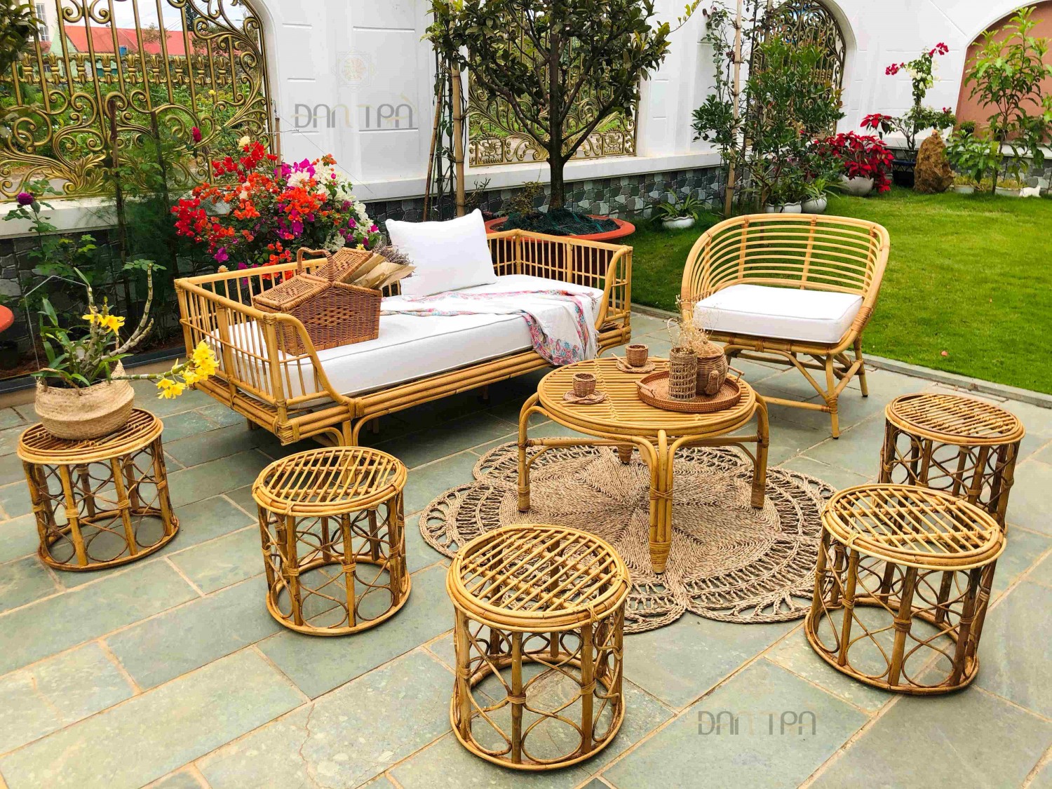 Các sản phẩm mây tre đan đem lại sự ấm cúng, sang trọng cho không gian sống.