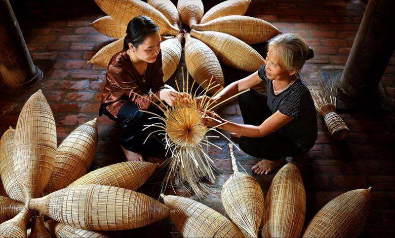 Đường nét thủ công tinh tế của mây tre mang lại sự ấm cúng mà chất liệu nhựa khó lòng thay thế.