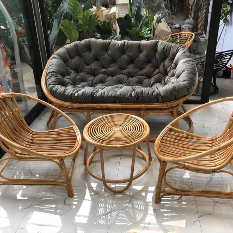 Lựa chọn và xử lý bề mặt sợi mây tre kỹ lưỡng trước khi bắt đầu nhuộm màu.