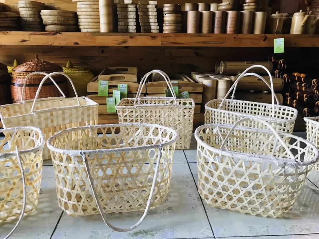 Giỏ tre linh hoạt biến hóa công năng từ phòng khách, phòng ngủ đến nhà bếp.